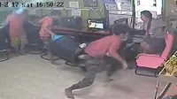 Serangan ular di sebuah warung internet di Thailand. (Viral Hog)