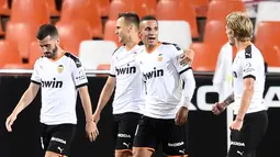 Pemain Valencia merayakan gol yang dicetak Rodrigo Moreno ke gawang Levante pada laga ke-28 Liga Spanyol di Stadion Mestalla, Sabtu (13/6/2020) dini hari WIB. Valencia bermain imbang 1-1 atas Levante. (AFP/Jose Jordan)
