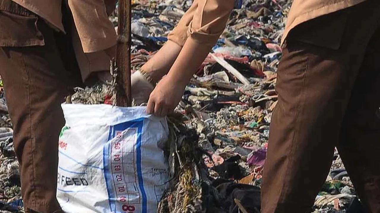 Meski sempat diwarnai polemik, kegiatan bersih-bersih Pantai Cibutun ini tetap dilaksanakan.