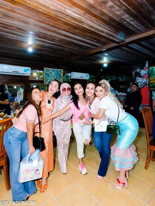 Khusus untuk hari ultah Arsila, Zaskia membuat skirt istimewa. Rok itu bermodel mermaid dengan warna yang cantik instagram.com/zaskia_gotiZax