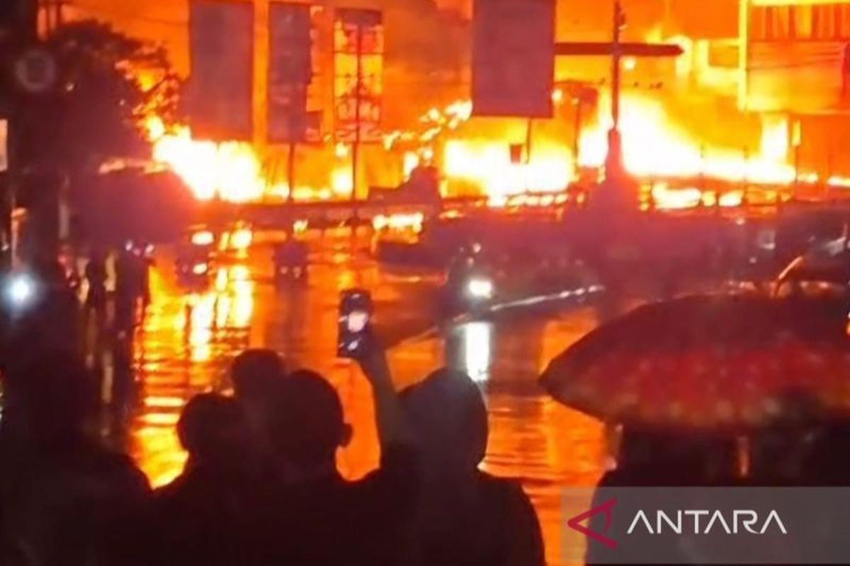 Mengejutkan! Detik-detik Kebakaran Dahsyat Akibat Truk Tangki BBM Cianjur Terguling, Api Lalap Ruko dan Pusat Perbelanjaan