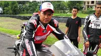 Ahmad Jayadi, pembalap Tanah Air yang pernah melawan Valentino Rossi di Sirkuit Sentul pada GP Indonesia 1996-1997. (Instagram/Ahmad Jayadi)