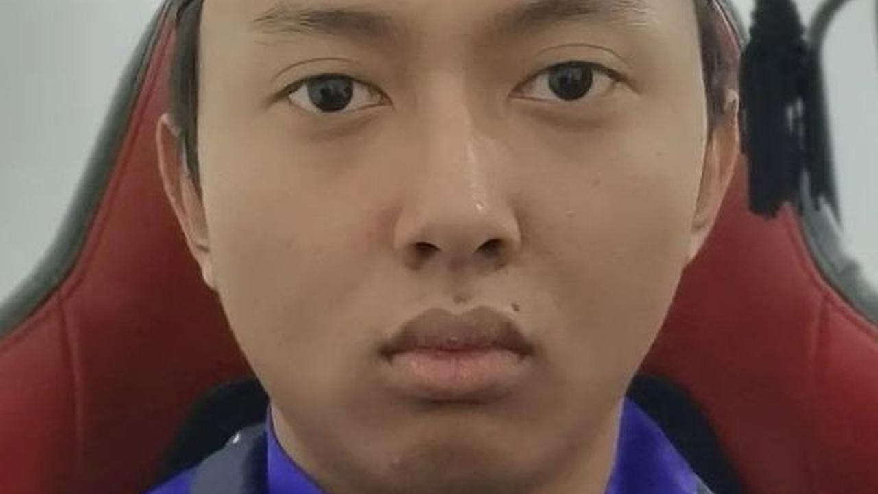 Foto Ghozali Everyday mengenakan toga menjadi penutup rangkaian foto.