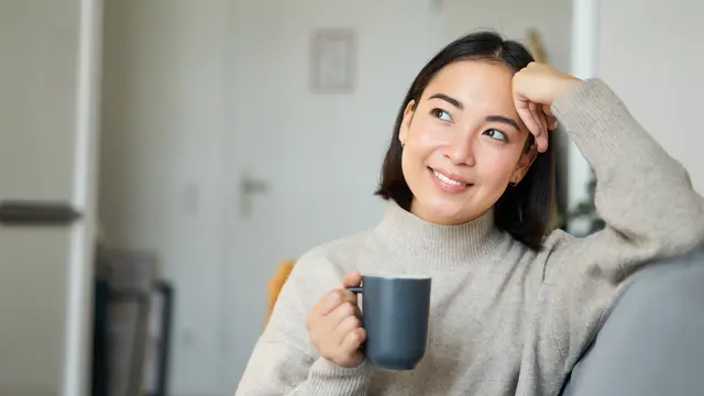 wanita juli berpikir