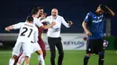 Pelatih AC Milan, Stefano Pioli berselebrasi bersama pemainnya usai pertandingan melawan Atalanta pada laga Liga Serie A Italia di stadion Atleti Azzurri d'Italia di Bergamo, Senin (24/5/2021). AC Milan menyudahi absen tujuh tahun di pentas Liga Champions. (AFP/Marco Bertorello)