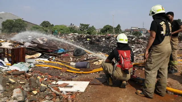 Usai Kebakaran, Pemprov DKI Buru Pelaku Pembuangan Sampah Ilegal di Kramat Jati