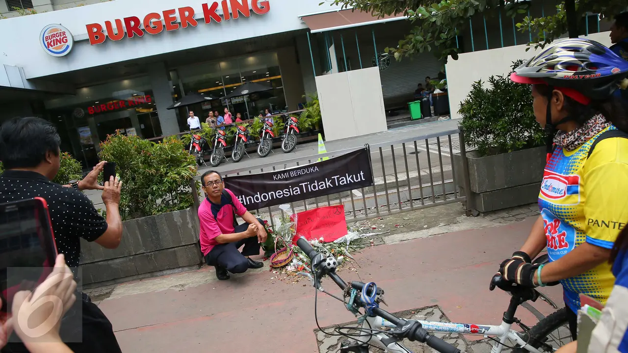 20160116-Lokasi Teror Jakarta Mendadak Ramai Jadi Tempat Selfie Warga-Jakarta