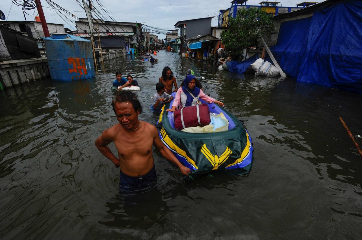 Banjir rob di Muara Angke