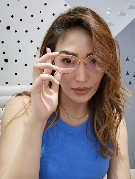 Ayu pun membenarkan pengakuan sang suami tentang perceraian yang pernah ada di benak mereka. Namun Ayu juga membenarkan bahwa keributan hal yang lumrah dalam rumah tangga. (Instagram/mrsayudewi)