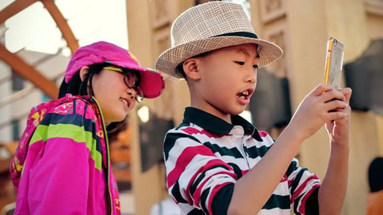 Anak mengenal smartphone/copyright Pexels.com
