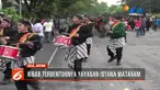 Puluhan raja dan sultan dari 35 kerajaan se-nusantara mengikuti kirab Kereta Kencana sebagai pertanda terbentuknya Yayasan Istana Mataram di Solo, Jawa Tengah.