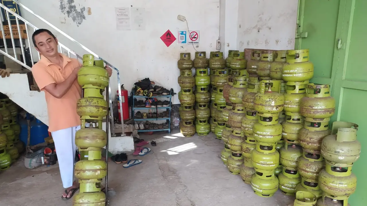 Salah seorang mitra usaha gas melon di Garut, Jawa Barat tengah memindahkan pasokan gas 3 kg menjelang ramadan 1443 H.