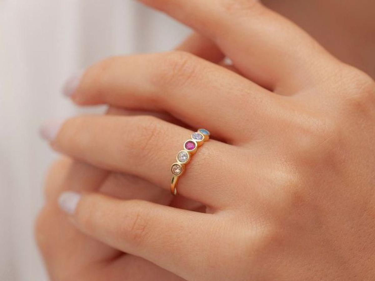 4. Cincin di Jari Manis: Lambang Cinta dan Kreativitas