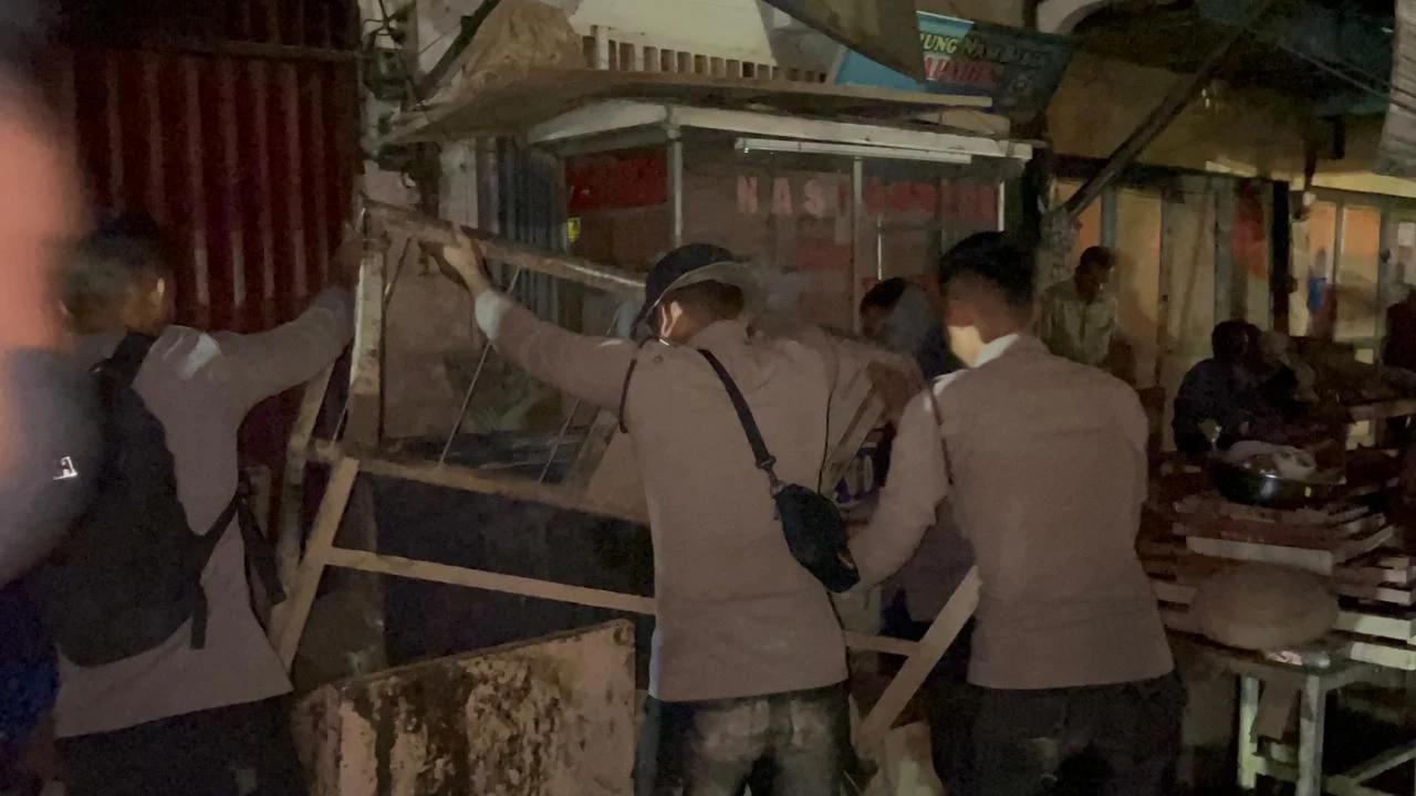 VIDEO: Personel Polri Bersihkan Lumpur dan Sampah Pascabanjir di Jalan Lintas Aceh Tamiang
