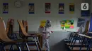 Petugas PMI menyemprotkan cairan disinfektan di Lingkungan SMP Negeri 139 Jakarta, Selasa (9/6/2020). Penyemprotan untuk mencegah penyebaran virus Corona di lingkungan sekolah itu sebagai persiapan memasuki tahun ajaran baru 2020/2021. (merdeka.com/Imam Buhori)
