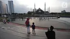 Suasana Waduk Mookervart saat sore hari di Kalideres, Jakarta Barat, Minggu (9/5/2021). Waduk Mookervart tersebut dimanfaatkan oleh warga sekitar untuk ngabuburit atau menunggu waktu berbuka puasa tiba. (Liputan6.com/Angga Yuniar)