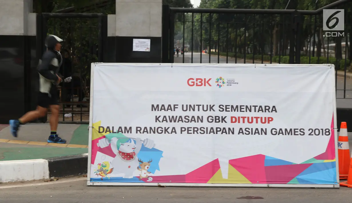 Warga berlari di trotoar sekitar Kawasan Gelora Bung Karno, Jakarta, Jumat (20/7). Untuk memperlancar proses persiapan Asian Games 2018, kawasan GBK kembali ditutup untuk umum. (Liputan6.com/Helmi Fithriansyah)