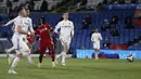 Pemain Liverpool Sadio Mane (ketiga kiri) mencetak gol ke gawang Leeds United pada pertandingan Liga Inggris di Stadion Elland Road, Leeds, Inggris, Senin (19/4/2021). Pertandingan berakhir dengan skor 1-1. (Clive Brunskill/Pool via AP)