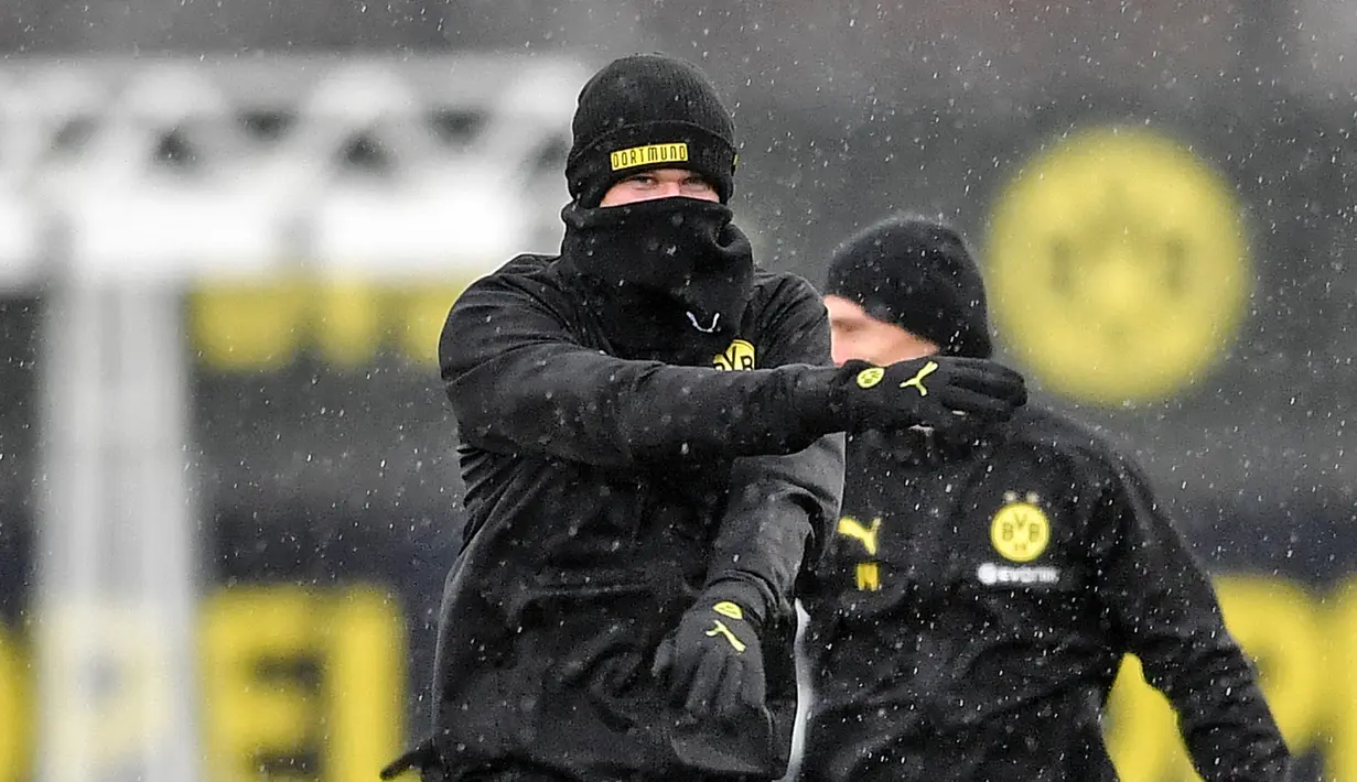 Pemain Borussia Dortmund Erling Haaland berlatih bersama rekan setimnya jelang menghadapi Paris Saint-Germain (PSG) pada leg pertama babak 16 Besar Liga Champions di Dortmund, Jerman, Senin (17/2/2020). Dortmund akan menjamu PSG pada Rabu (19/2/2020) dini hari WIB. (AP Photo/Martin Meissner)
