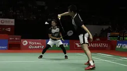 Ganda putra Indonesia, Mohammad Ahsan/Hendra Setiawan, saat menghadapi Fajar Alfian/Muhammad Rian Ardianto, pada laga Indonesia Masters 2020 di Istora Senayan, Jakarta, Sabtu (18/1). Ahsan/Hendra menang tiga gim dengan skor 21-12, 18-21, dan 21-17. (Bola.com/Yoppy Renato)