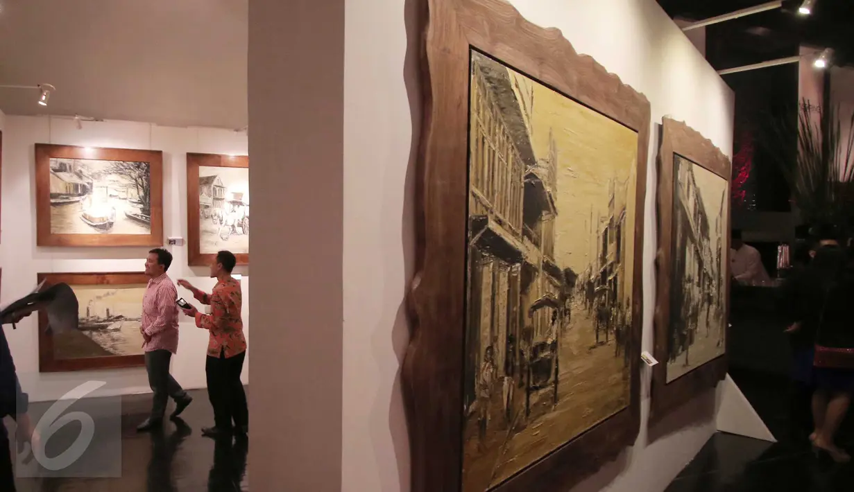 Pengunjung melihat pameran pelukis Soehib Toyaroja bertajuk The Spiritual Journey di Kunstkring Art Galeri, Jakarta, Selasa (15/3). Pameran tersebut dibuka oleh Ketua Komite Ekonomi dan Industri Nasional (KEIN) Soetrisno Bachir (Liputan6.com/Angga Yuniar)