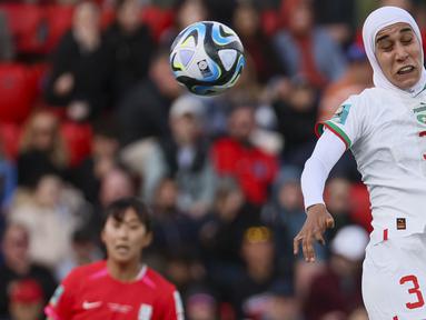 Piala Dunia Wanita 2023 yang tengah digelar di Australia dan Selandia Baru telah menggoreskan tinta emas bagi seorang pesepak bola wanita yang membela Timnas Maroko. Ya, Nouhaila Benzina pesepak bola wanita berusia 25 tahun tercatat sebagai pesepak bola berhijab pertama yang tampil di ajang Piala Dunia. Saat Timnas Wanita Maroko menang 1-0 atas Korea Selatan pada laga kedua Grup H, Nouhaila Benzina tampil mengenakan hijab sebagai identitas wanita muslim. FIFA yang sebelumnya melarang penggunaan hijab bagi para pesepak bola wanita di edisi-edisi Piala Dunia Wanita sebelumnya dengan alasan keselamatan, akhirnya merestuinya di ajang Piala Dunia Wanita 2023 yang menjadi edisi ke-9 sepanjang sejarah. (AP Photo/James Elsby)