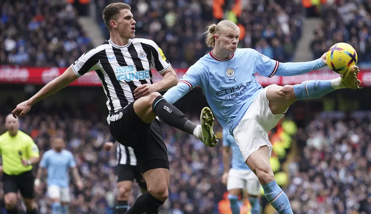 Striker Manchester City, Erling Haaland (kanan) mengontrol bola dibayangi bek Newcastle United, Sven Botman pada laga lanjutan Liga Inggris 2022/2023 di Etihad Stadium, Manchester, Sabtu (4/3/2023) malam WIB. (AP Photo/Dave Thompson)