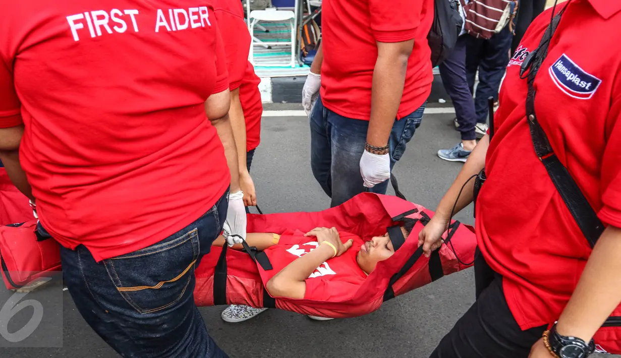 Seorang korban tengah dibawa saat simulasi Peringatan P3K Sedunia di CFD Jalan MH Thamrin, Jakarta, Minggu (25/9). Aksi bersama Hansaplast mengajak masyarakat siapkan perlengkapan P3K sejak dini. (Liputan6.com/Fery Pradolo)