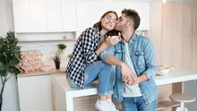 Ilustrasi pasangan cinta romantis/copyright freepik.com/marymarkevich