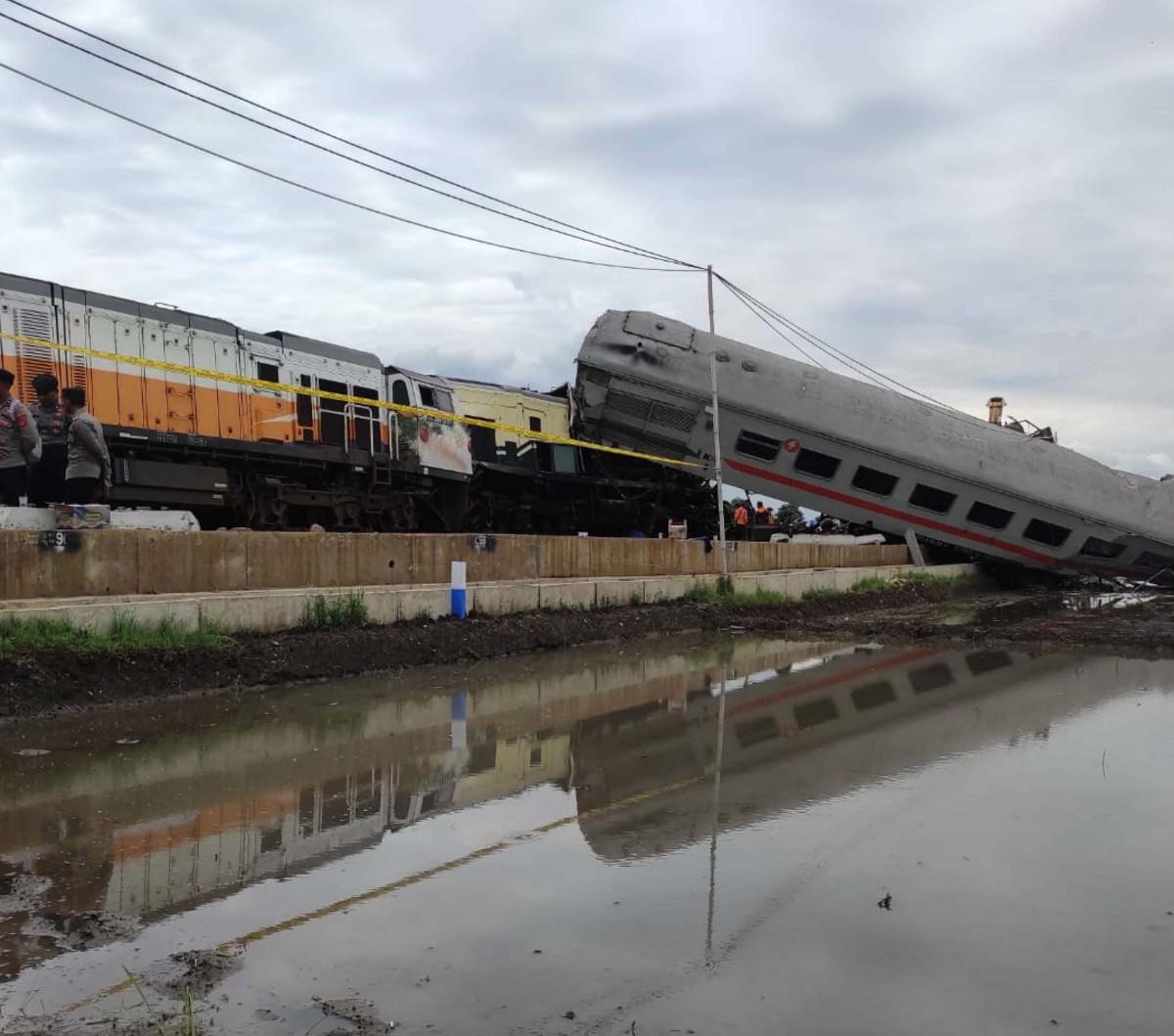 "Kami berkomitmen segera menyelesaikan kejadian ini, sehingga perjalanan kereta api dapat berangsur pulih dan kembali normal," tegas Agus.