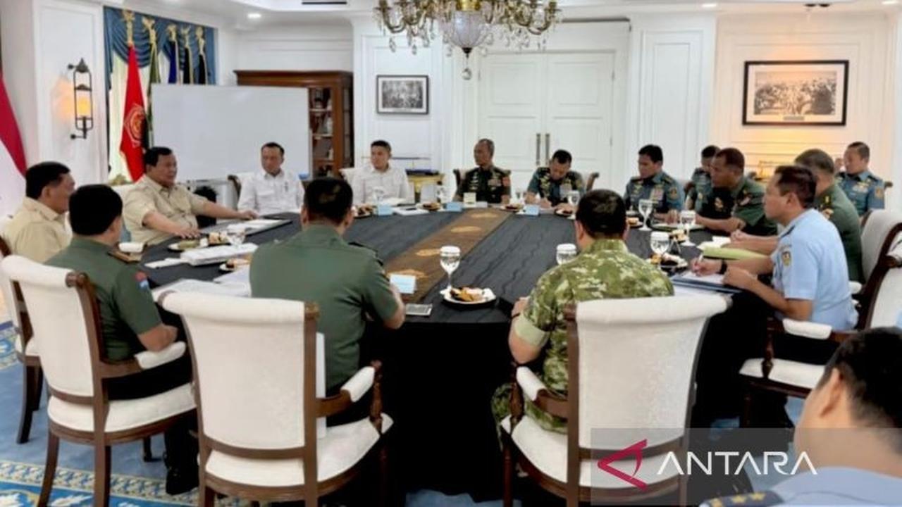Presiden Prabowo Beri Arahan Geostrategi Penting ke Pimpinan TNI di Istana Merdeka