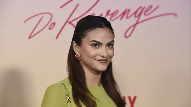 Camila Mendes Tebar Senyum Manis di Pumataran Film Terbarunya