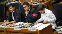 Direktur Teknik PSSI Indra Sjafri, Exco PSSI Endri Irawan, dan Sekjen PSSI Yunus Nusi&nbsp;saat Rapat Kerja Bersama Membahas Pemberian Kewarganegaraan Republik Indonesia Kepada Justin Hubner, Ivar Jenner, Rafael Struick di ruang Badan Legsilasi, DPR RI, Senin (20/03/2023). (Bola.com/Bagaskara Lazuardi)