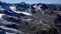 Area ski Gletser Stubai terlihat di dekat Innsbruck, Austria, 25 September 2023. Hasil penelitian University of Leeds dan University of Essex menunjukkan, pencairan gletser di Pegunungan Alpen telah terjadi pada tingkat yang belum pernah terjadi sebelumnya karena perubahan iklim. (AP Photo/Matthias Schrader)
