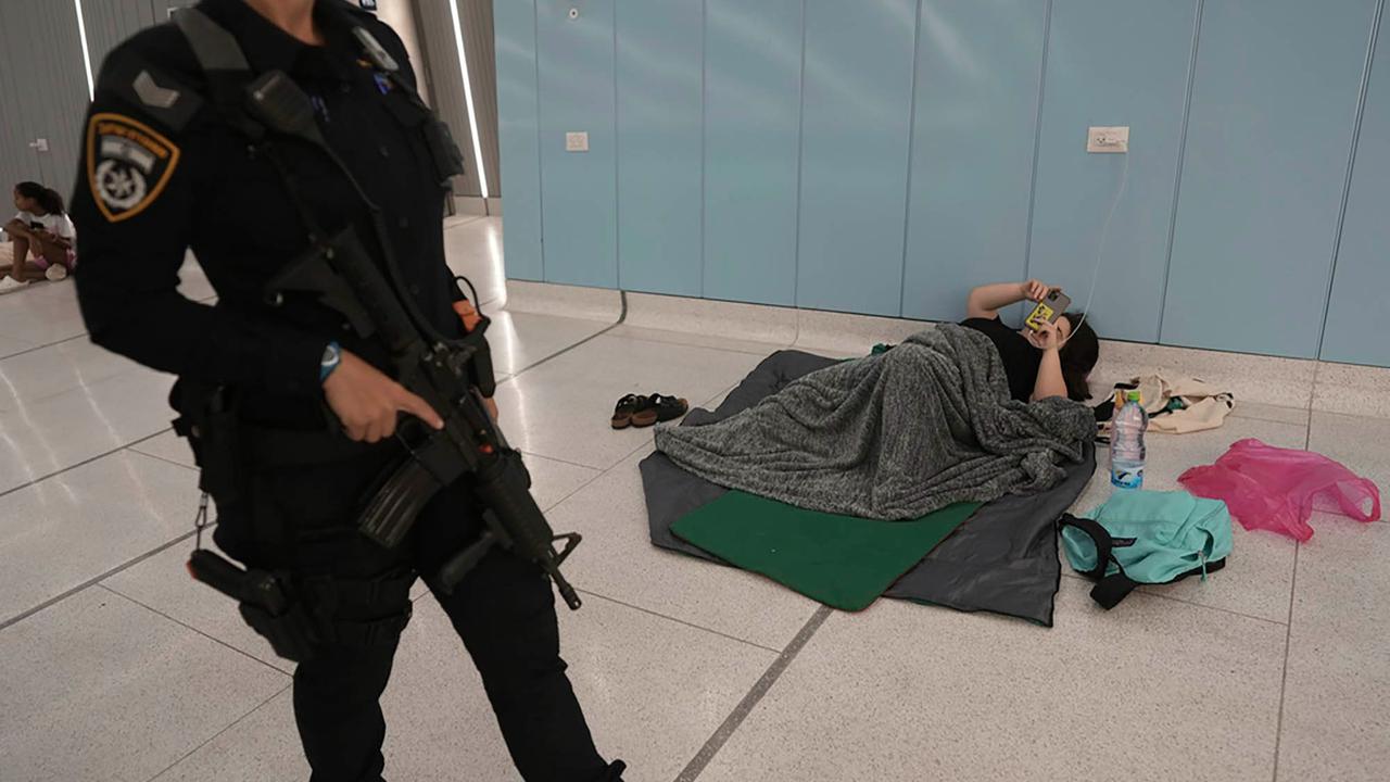 FOTO:  Potret Warga Bermalam di Stasiun Kereta Bawah Tanah, Berlindung Dari Serangan Udara Iran