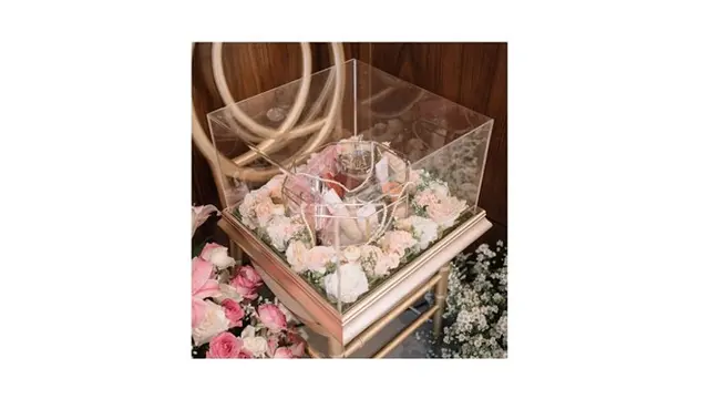 Rezky Aditya mengetahui betul apa yang dibutuhkan sang istri, ia memberikan kosmetik dan skincare.