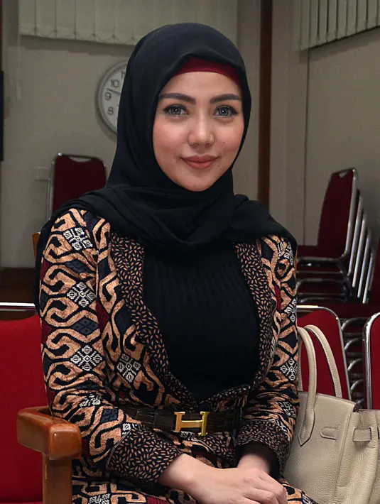 Sebelum mengikuti sidang, perempuan 26 tahun itu terlebih dulu menunaikan salat zuhur. Bella terlihat khusyuk dengan mulut komat kamit untuk berdoa setelah selesai salat. (Deki Prayoga/Bintang.com)