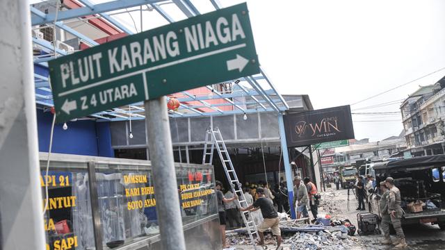 Makan Badan Jalan, Ruko di Pluit Dibongkar