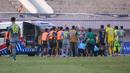 <p>Pemain Dewa United, Ady Setiawan tengah mendapatkan perawatan dari petugas medis pada laga lanjutan BRI Liga 1 2023/2024 antara Dewa United melawan Persebaya Surabaya di Indomilk Arena, Tangerang, Sabtu (30/09/2023). (Bola.com/Bagaskara Lazuardi)</p>