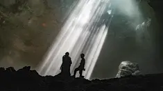 Pemandu goa memberikan penjelasan kepada wisatawan di dalam Goa Jomblang  di Gunung Kidul, Yogyakarta. Terletak di Desa Pacarejo, Kecamatan Semanu, Kabupaten Gunungkidul, Gua Jomblang menjadi salah satu destinasi wisata alam paling memukau di Yogyakarta. Gua vertikal bertipe collapse doline ini terbentuk akibat runtuhnya lapisan tanah dan vegetasi ribuan tahun lalu, menciptakan lubang raksasa dengan diameter sekitar 50 meter yang dikenal sebagai Luweng Jomblang. (merdeka.com/Arie Basuki)