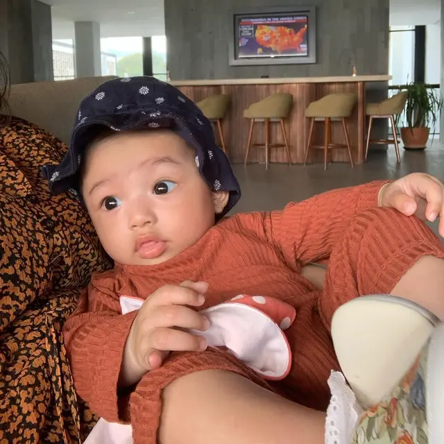 Berusia 6 Bulan, Ini 6 Potret Buah Hati Adzana Bing Slamet dan Rizky Alatas