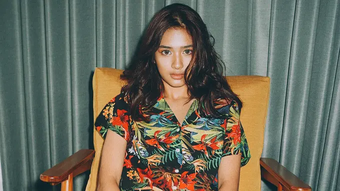 [Bintang] Tampil Sederhana dengan Piyama, Cantiknya Mikha Tambayong dalam Polesan Makeup yang Effortless