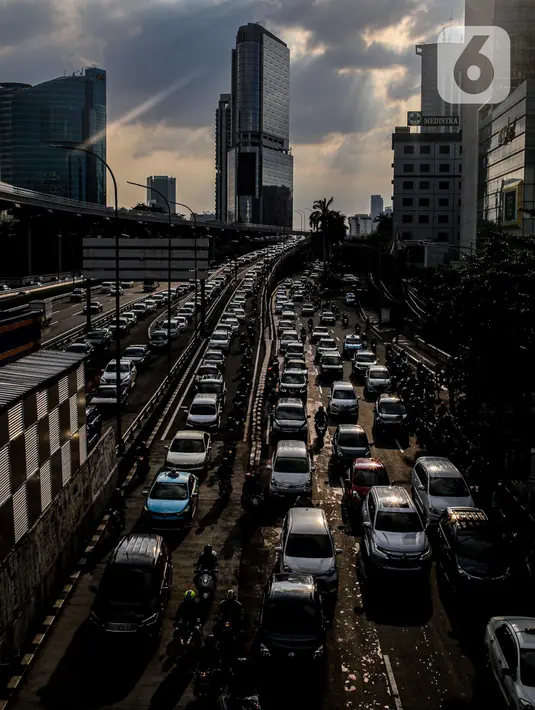 Sejumlah pengendara kendaraan bermotor mengalami kemacetan lalu lintas di Tol Dalam Kota dan Jalan Gatot Subroto Jakarta, Selasa (19/5/2020). Meski masa pembatasan sosial berskala besar (PSBB) masih berlangsung, kemacetan lalu lintas masih terjadi di Ibu Kota. (Liputan6.com/Faizal Fanani)