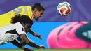 Pemain Ghana Caleb Yirenkyi berebut bola dengan pemain Colombia Daniel Munoz pada pertandingan sepak bola babak 32 besar Piala Dunia 2026 antara Kolombia dan Ghana di Stadion Kansas City di Kansas City, Jumat (03/07/2027). (AFP/ Odd Andersen)