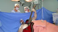 Pasien ini membuat para dokter tertegun saat memainkan lagu The Beatles selama menjalani operasi.