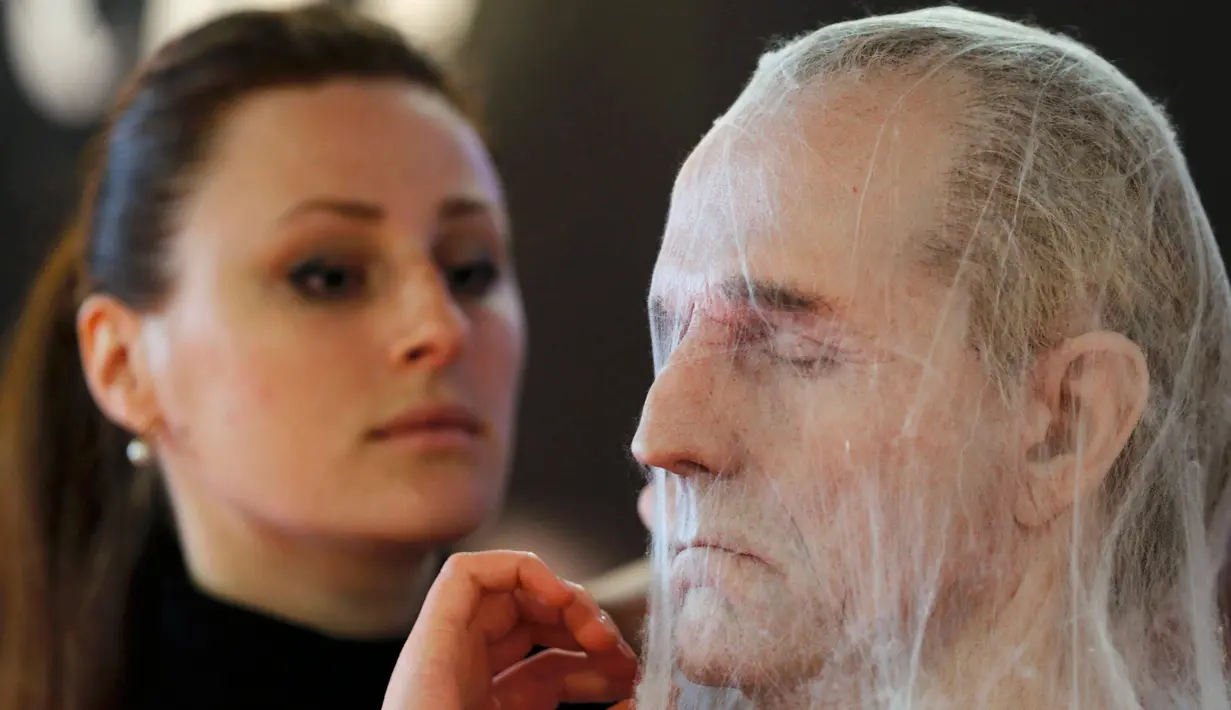 Pekerja dari produksi Makinarium yang bekerja dibagian efek visual khusus untuk film menampilkan sebuah topeng lateks di Festival Palace, Cannes , Prancis , 14 Mei 2016. Topeng ini nantinya akan dipakai dalam film horor.( REUTERS / Regis Duvignau) 
