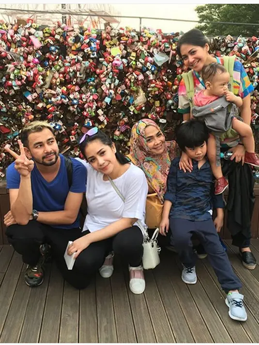 Banyak pasangan muda mudi yang mengunci cintanya dengan simbol memasang gembok dengan tulisan nama keduanya. Para pasangan berharap, hubungannya bisa langgeng. (Instagram/raffinagita1717)