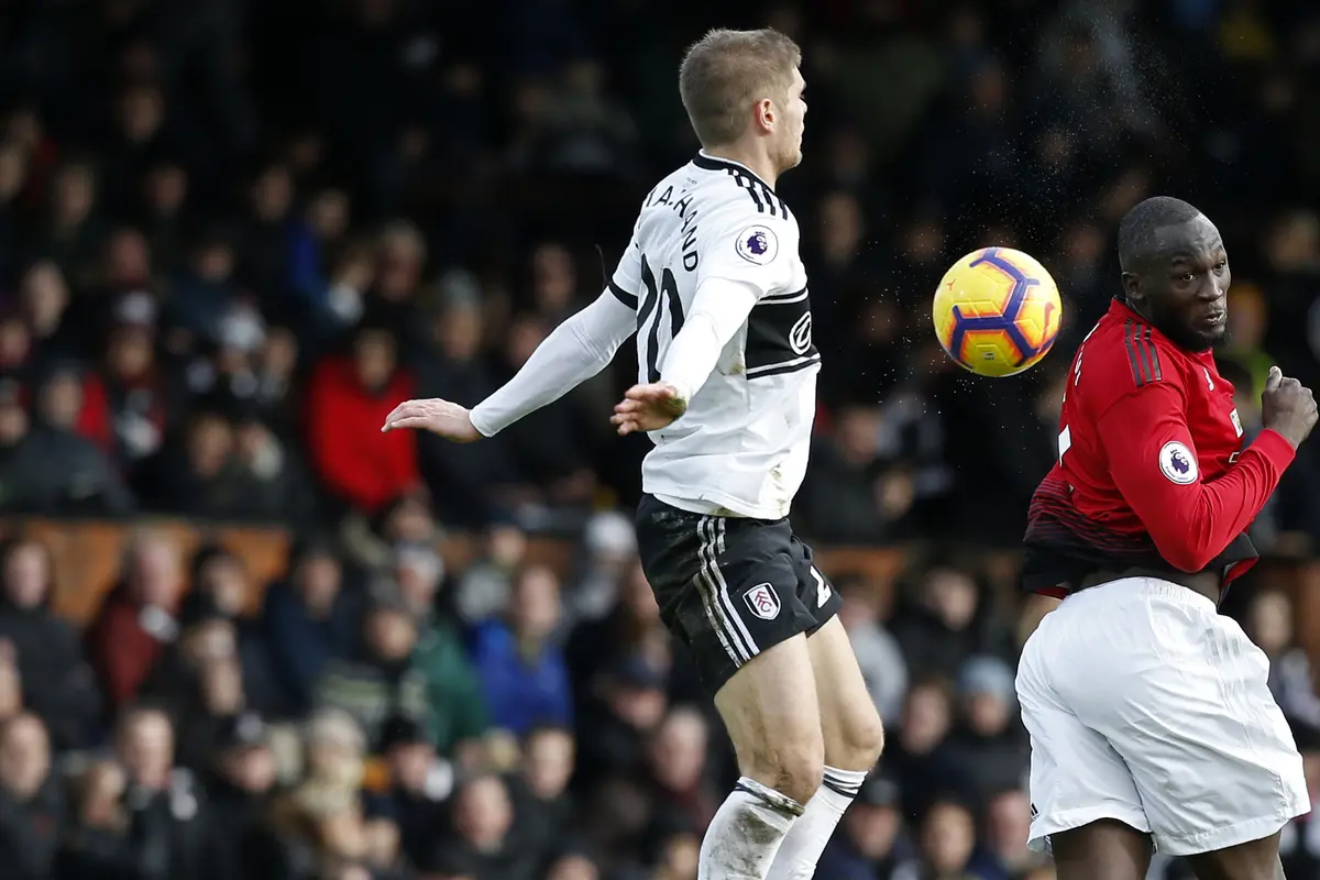 Striker Manchester United, Romelu Lukaku, duel udara dengan bek Fulham, Maxime Le Marchand. (AFP/Ian Kington)