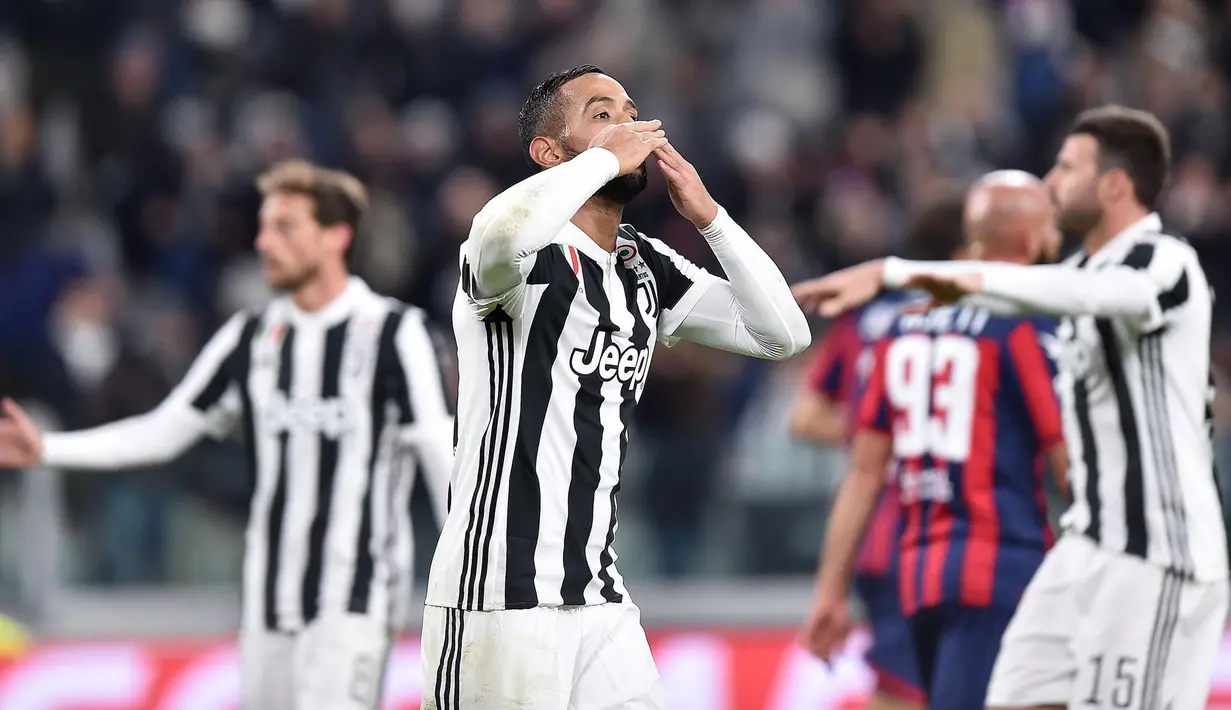 Pemain Juventus, Medhi Benatia berselebrasi setelah berhasil mencetak ke gawang Crotone pada laga pekan ke-14 Liga Italia Seri A di Allianz Stadium, Senin (27/11). Juventus memetik hasil sempurna usai menang telak 3-0. (Alessandro Di Marco/ANSA via AP)