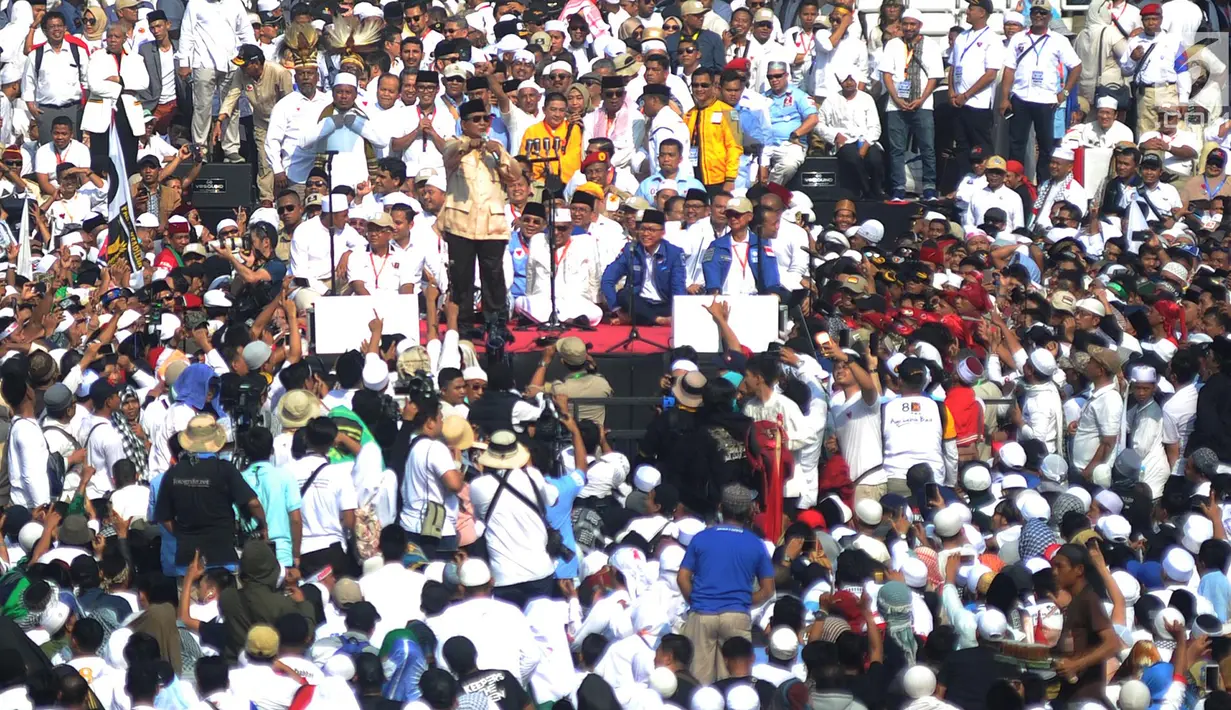 Calon Presiden nomor urut 02 Prabowo Subianto menyampaikan orasi politiknya dalam kampanye akbar Prabowo-Sandi di Stadion Utama Gelora Bung Karno (SUGBK), Jakarta, Minggu (7/4). Kampanye akbar Prabowo-Sandi diawali dengan salat tahajud dan salat subuh berjamaah. (merdeka.com/Arie Basuki)
